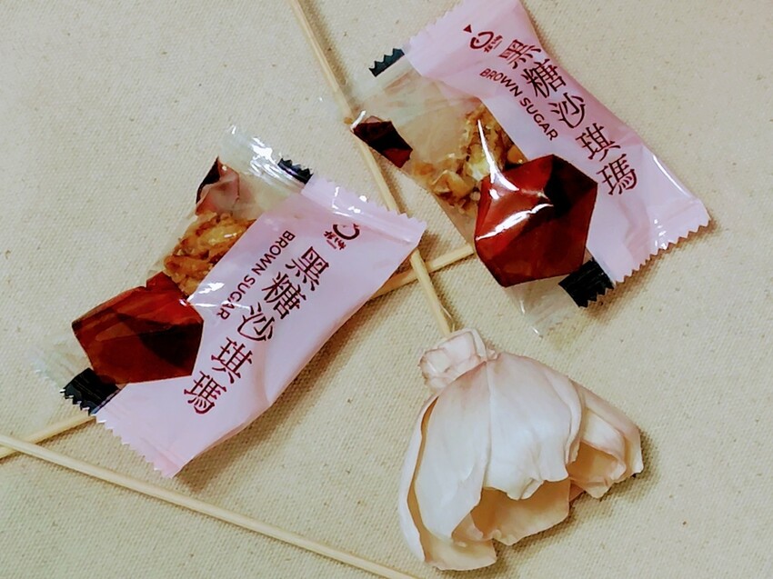 宜蘭必買伴手禮！橘之鄉沙琪瑪「金棗黑糖雙拼」，經濟實惠的美味選擇。