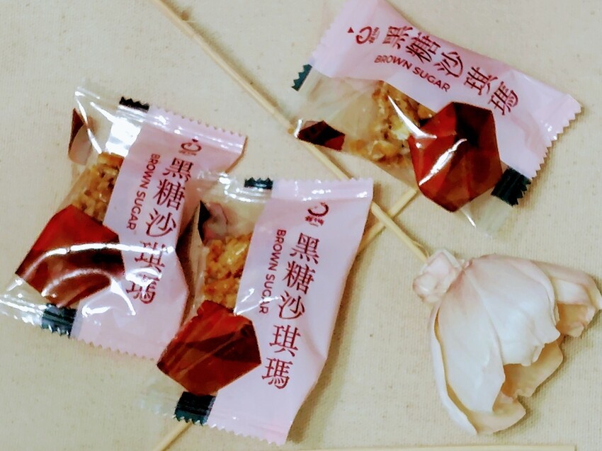 宜蘭必買伴手禮！橘之鄉沙琪瑪「金棗黑糖雙拼」，經濟實惠的美味選擇。