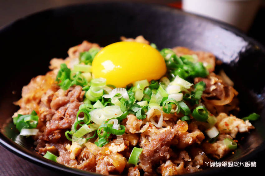 新竹平價丼飯推薦！新竹丼飯店，飲料味噌湯白飯無限享用