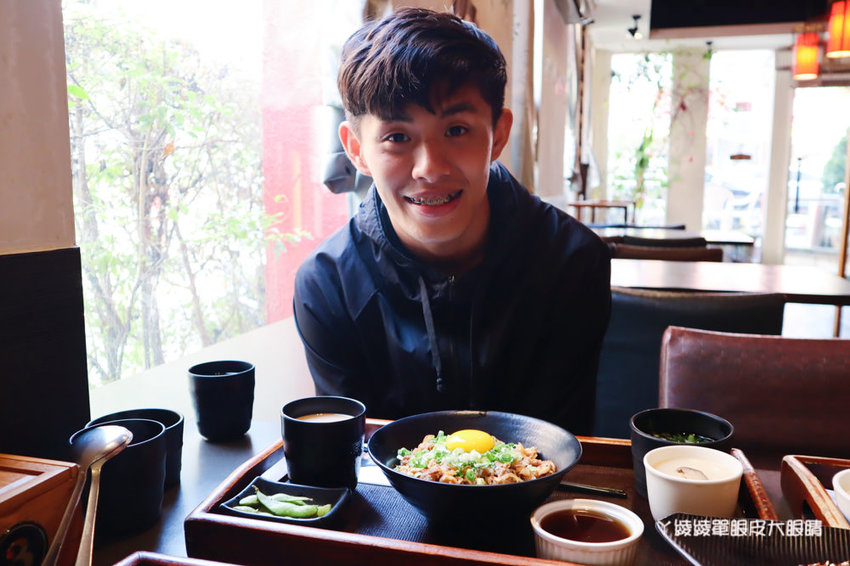 新竹平價丼飯推薦！新竹丼飯店，飲料味噌湯白飯無限享用