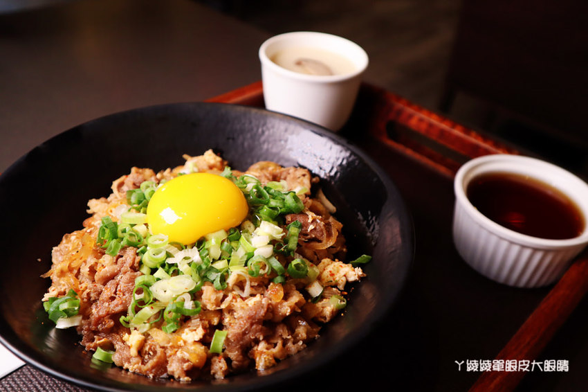 新竹平價丼飯推薦！新竹丼飯店，飲料味噌湯白飯無限享用