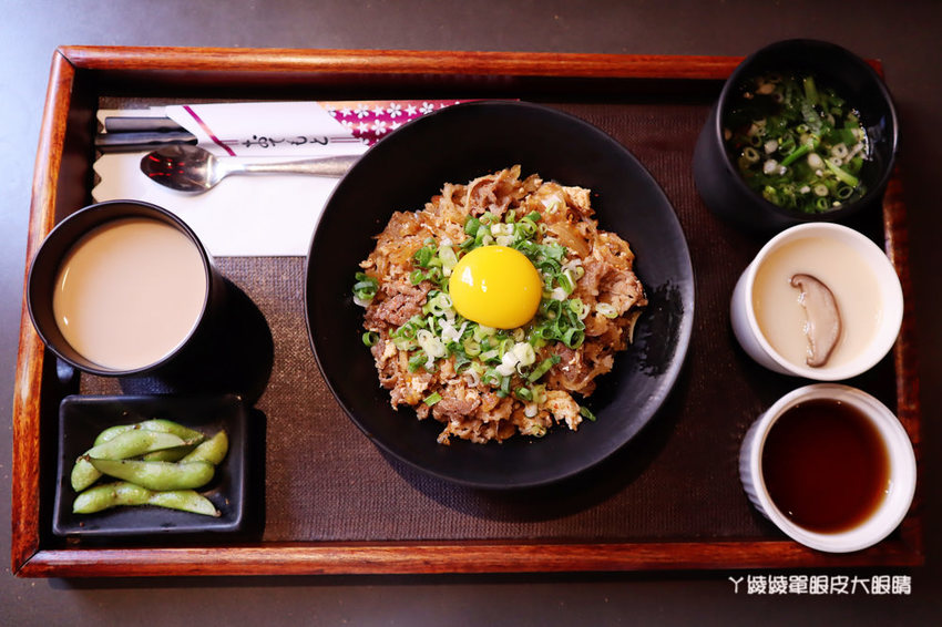 新竹平價丼飯推薦！新竹丼飯店，飲料味噌湯白飯無限享用