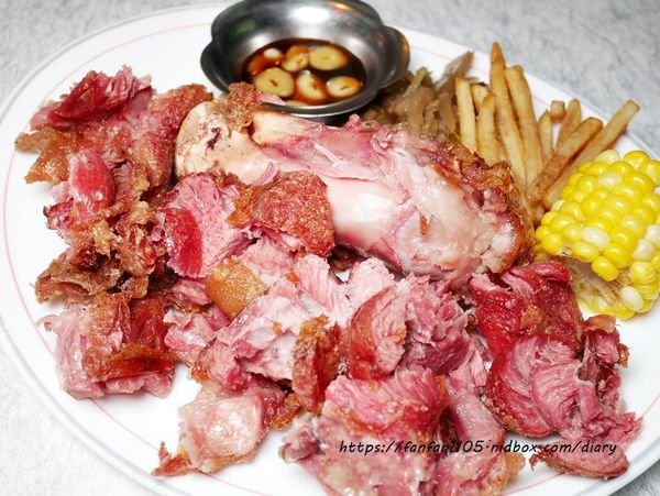 台灣第一家西餐廳【BOLERO波麗路西餐 X VA VA VOOM】穿旗袍吃美食遊古蹟 #迪化街 #大稻埕 #復古風 (17).JPG