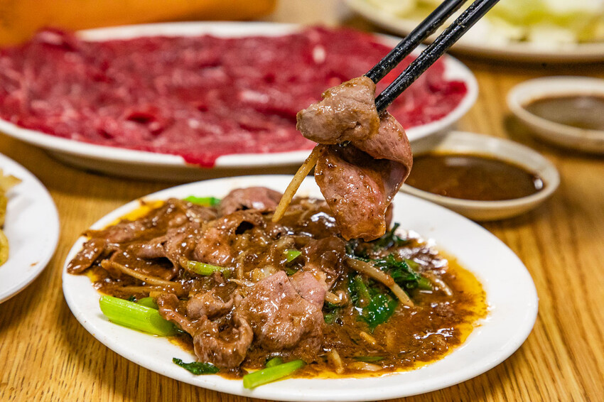 新竹老字號火鍋！汕頭館溫體牛沙茶鍋必吃。