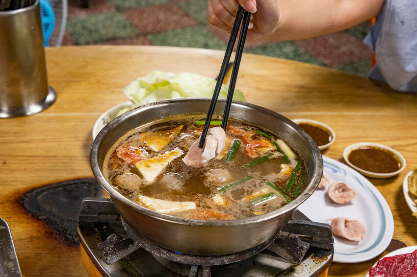 新竹市北區西市汕頭館總店｜越冷生意越火爆！藏身菜市場老牌汕頭沙茶火鍋