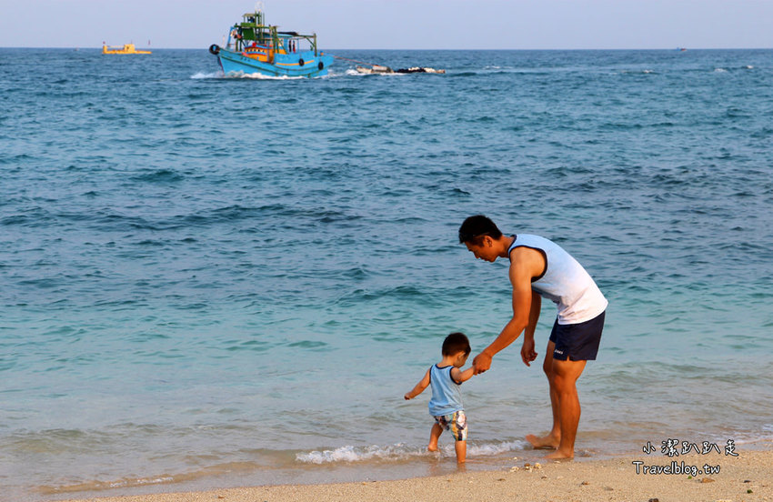 墾丁必去景點》屏東墾丁在地人私房景點:星砂灣 (婚紗灣)。清澈美麗的星砂灣媲美沖繩漸層海景,海鮮皆誘人! - 小潔趴趴走旅遊札記