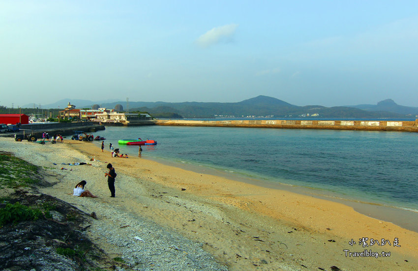 墾丁必去景點》屏東墾丁在地人私房景點:星砂灣 (婚紗灣)。清澈美麗的星砂灣媲美沖繩漸層海景,海鮮皆誘人! - 小潔趴趴走旅遊札記