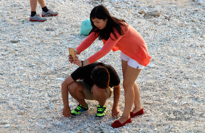 墾丁必去景點》屏東墾丁在地人私房景點:星砂灣 (婚紗灣)。清澈美麗的星砂灣媲美沖繩漸層海景,海鮮皆誘人! - 小潔趴趴走旅遊札記