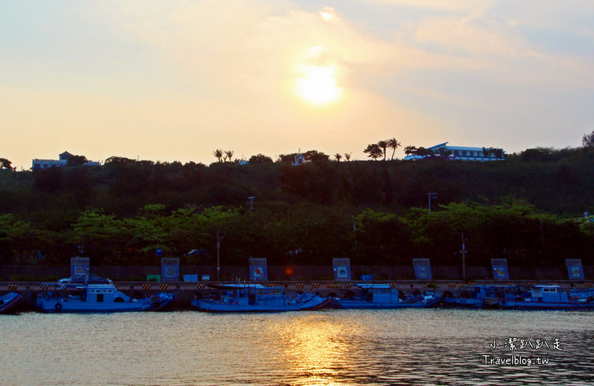 墾丁必去景點》屏東墾丁在地人私房景點:星砂灣 (婚紗灣)。清澈美麗的星砂灣媲美沖繩漸層海景,海鮮皆誘人! - 小潔趴趴走旅遊札記