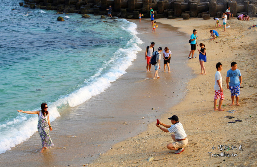墾丁必去景點》屏東墾丁在地人私房景點:星砂灣 (婚紗灣)。清澈美麗的星砂灣媲美沖繩漸層海景,海鮮皆誘人! - 小潔趴趴走旅遊札記