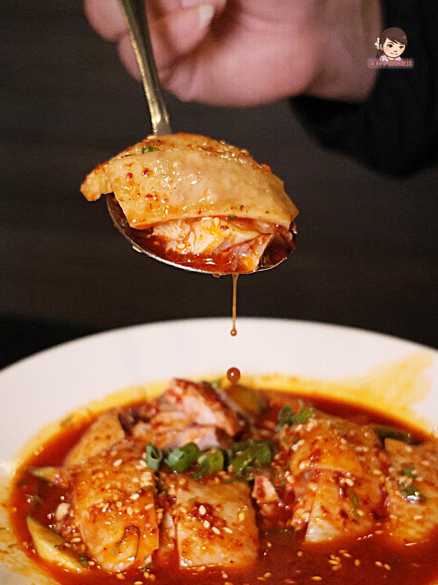 高雄左營美食推薦【大宅門乾鍋鴨頭】一鍋兩吃香麻酥脆超驚艷！免費停車＋包廂，家庭聚餐、公司聚會都合適