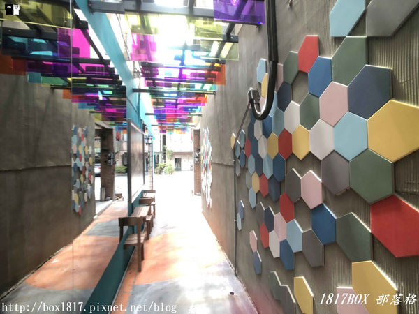 【宜蘭。頭城】200年歷史頭城老街。「文學巷」鏤空鋼板。「藝術巷」彩繪玻璃馬賽克光罩。頭城老街推動再造。舊城愜意遊