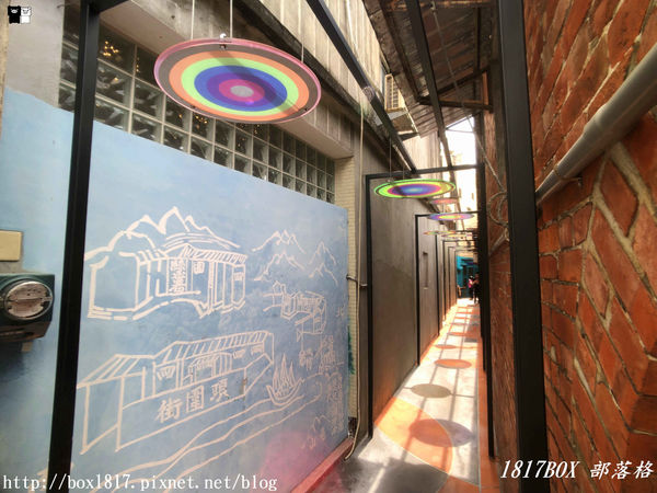 【宜蘭。頭城】200年歷史頭城老街。「文學巷」鏤空鋼板。「藝術巷」彩繪玻璃馬賽克光罩。頭城老街推動再造。舊城愜意遊