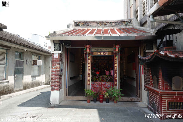 【宜蘭。頭城】200年歷史頭城老街。「文學巷」鏤空鋼板。「藝術巷」彩繪玻璃馬賽克光罩。頭城老街推動再造。舊城愜意遊