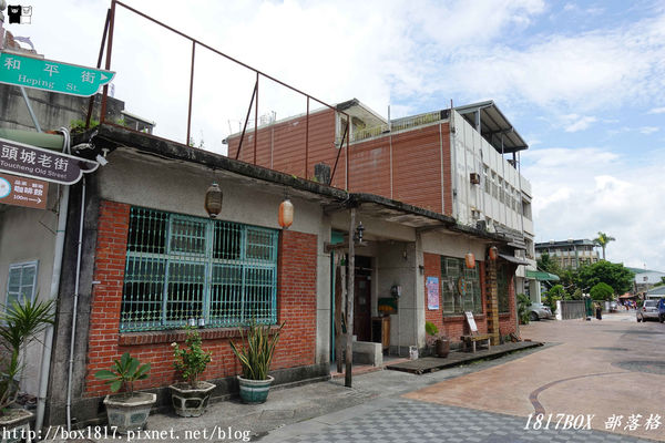 【宜蘭。頭城】200年歷史頭城老街。「文學巷」鏤空鋼板。「藝術巷」彩繪玻璃馬賽克光罩。頭城老街推動再造。舊城愜意遊
