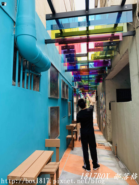 【宜蘭。頭城】200年歷史頭城老街。「文學巷」鏤空鋼板。「藝術巷」彩繪玻璃馬賽克光罩。頭城老街推動再造。舊城愜意遊