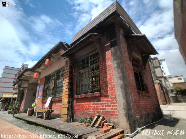 【宜蘭。頭城】200年歷史頭城老街。「文學巷」鏤空鋼板。「藝術巷」彩繪玻璃馬賽克光罩。頭城老街推動再造。舊城愜意遊