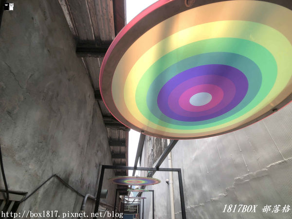 【宜蘭。頭城】200年歷史頭城老街。「文學巷」鏤空鋼板。「藝術巷」彩繪玻璃馬賽克光罩。頭城老街推動再造。舊城愜意遊