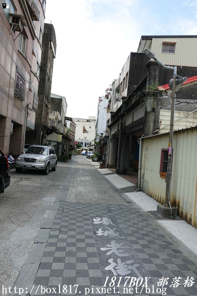 【宜蘭。頭城】200年歷史頭城老街。「文學巷」鏤空鋼板。「藝術巷」彩繪玻璃馬賽克光罩。頭城老街推動再造。舊城愜意遊