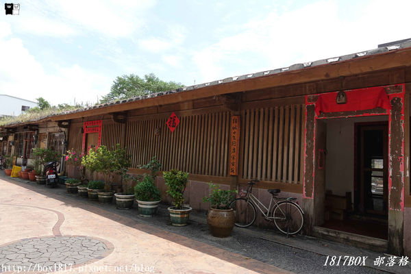【宜蘭。頭城】200年歷史頭城老街。「文學巷」鏤空鋼板。「藝術巷」彩繪玻璃馬賽克光罩。頭城老街推動再造。舊城愜意遊