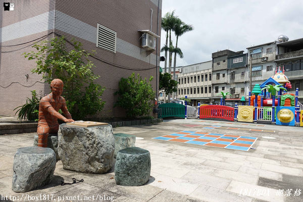【宜蘭。頭城】200年歷史頭城老街。「文學巷」鏤空鋼板。「藝術巷」彩繪玻璃馬賽克光罩。頭城老街推動再造。舊城愜意遊