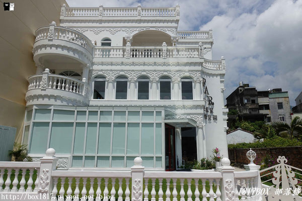 【宜蘭。頭城】200年歷史頭城老街。「文學巷」鏤空鋼板。「藝術巷」彩繪玻璃馬賽克光罩。頭城老街推動再造。舊城愜意遊