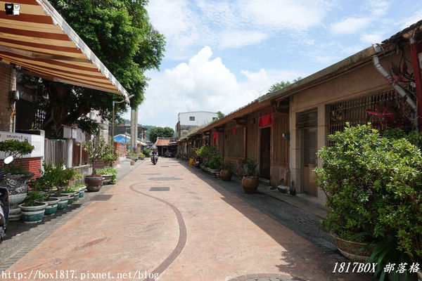 【宜蘭。頭城】200年歷史頭城老街。「文學巷」鏤空鋼板。「藝術巷」彩繪玻璃馬賽克光罩。頭城老街推動再造。舊城愜意遊