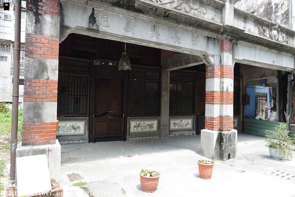 【宜蘭。頭城】200年歷史頭城老街。「文學巷」鏤空鋼板。「藝術巷」彩繪玻璃馬賽克光罩。頭城老街推動再造。舊城愜意遊