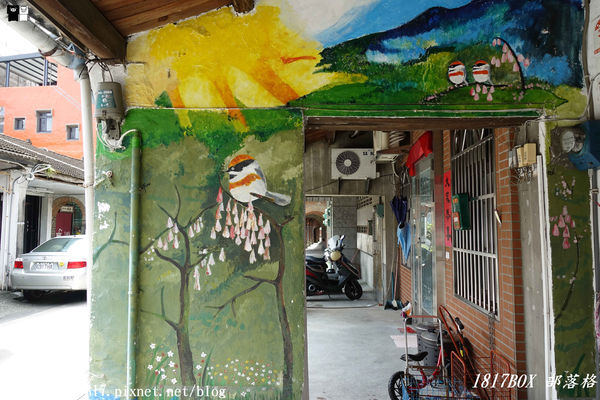 【宜蘭。頭城】200年歷史頭城老街。「文學巷」鏤空鋼板。「藝術巷」彩繪玻璃馬賽克光罩。頭城老街推動再造。舊城愜意遊