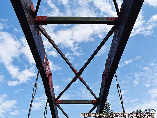 牛欄河親水公園31-橋頂與藍天.JPG