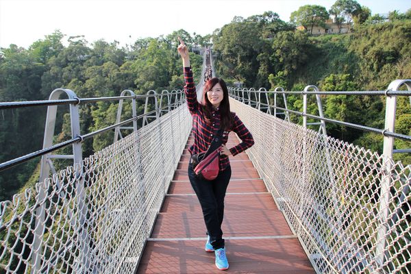 猴探井遊憩區:【南投市景點】猴探井遊憩區~139縣道微笑天梯,藍白地中海小木屋冰沙好喝又消暑,造型大水管通道玩創意,尖塔寮望台登高望遠好舒心