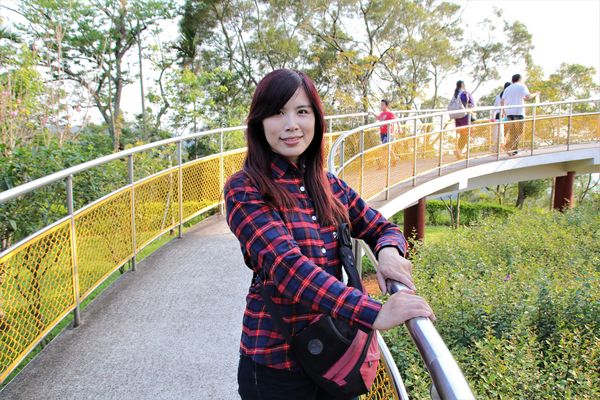 猴探井遊憩區:【南投市景點】猴探井遊憩區~139縣道微笑天梯,藍白地中海小木屋冰沙好喝又消暑,造型大水管通道玩創意,尖塔寮望台登高望遠好舒心