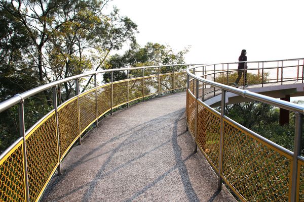 猴探井遊憩區:【南投市景點】猴探井遊憩區~139縣道微笑天梯,藍白地中海小木屋冰沙好喝又消暑,造型大水管通道玩創意,尖塔寮望台登高望遠好舒心