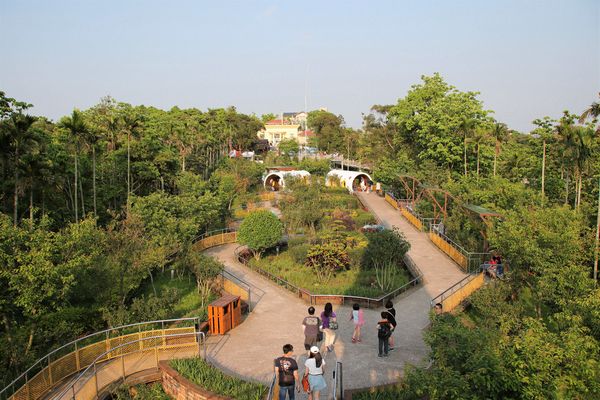 猴探井遊憩區:【南投市景點】猴探井遊憩區~139縣道微笑天梯,藍白地中海小木屋冰沙好喝又消暑,造型大水管通道玩創意,尖塔寮望台登高望遠好舒心