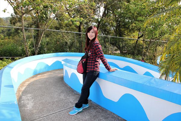 猴探井遊憩區:【南投市景點】猴探井遊憩區~139縣道微笑天梯,藍白地中海小木屋冰沙好喝又消暑,造型大水管通道玩創意,尖塔寮望台登高望遠好舒心