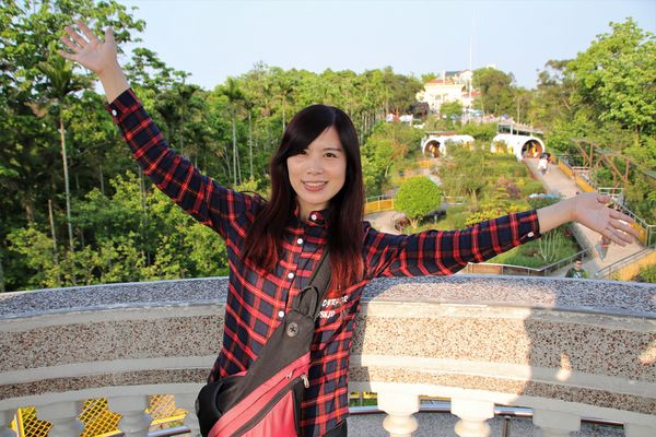 猴探井遊憩區:【南投市景點】猴探井遊憩區~139縣道微笑天梯,藍白地中海小木屋冰沙好喝又消暑,造型大水管通道玩創意,尖塔寮望台登高望遠好舒心