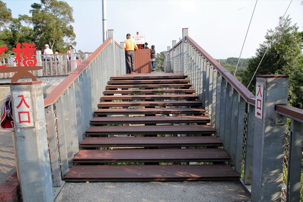 猴探井遊憩區:【南投市景點】猴探井遊憩區~139縣道微笑天梯,藍白地中海小木屋冰沙好喝又消暑,造型大水管通道玩創意,尖塔寮望台登高望遠好舒心