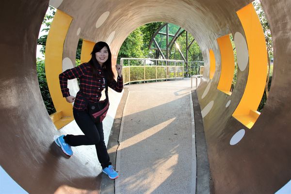 猴探井遊憩區:【南投市景點】猴探井遊憩區~139縣道微笑天梯,藍白地中海小木屋冰沙好喝又消暑,造型大水管通道玩創意,尖塔寮望台登高望遠好舒心