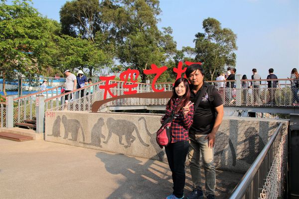 猴探井遊憩區:【南投市景點】猴探井遊憩區~139縣道微笑天梯,藍白地中海小木屋冰沙好喝又消暑,造型大水管通道玩創意,尖塔寮望台登高望遠好舒心