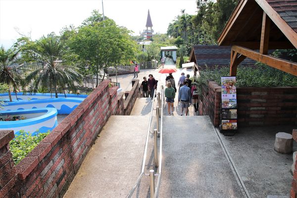 猴探井遊憩區:【南投市景點】猴探井遊憩區~139縣道微笑天梯,藍白地中海小木屋冰沙好喝又消暑,造型大水管通道玩創意,尖塔寮望台登高望遠好舒心