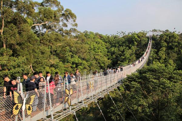 猴探井遊憩區:【南投市景點】猴探井遊憩區~139縣道微笑天梯,藍白地中海小木屋冰沙好喝又消暑,造型大水管通道玩創意,尖塔寮望台登高望遠好舒心