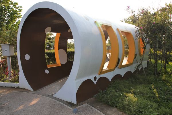 猴探井遊憩區:【南投市景點】猴探井遊憩區~139縣道微笑天梯,藍白地中海小木屋冰沙好喝又消暑,造型大水管通道玩創意,尖塔寮望台登高望遠好舒心