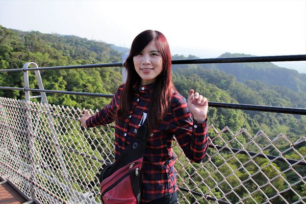 猴探井遊憩區:【南投市景點】猴探井遊憩區~139縣道微笑天梯,藍白地中海小木屋冰沙好喝又消暑,造型大水管通道玩創意,尖塔寮望台登高望遠好舒心