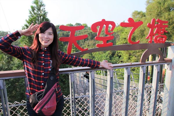 猴探井遊憩區:【南投市景點】猴探井遊憩區~139縣道微笑天梯,藍白地中海小木屋冰沙好喝又消暑,造型大水管通道玩創意,尖塔寮望台登高望遠好舒心