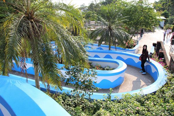 猴探井遊憩區:【南投市景點】猴探井遊憩區~139縣道微笑天梯,藍白地中海小木屋冰沙好喝又消暑,造型大水管通道玩創意,尖塔寮望台登高望遠好舒心