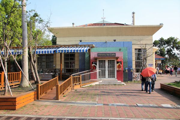 猴探井遊憩區:【南投市景點】猴探井遊憩區~139縣道微笑天梯,藍白地中海小木屋冰沙好喝又消暑,造型大水管通道玩創意,尖塔寮望台登高望遠好舒心