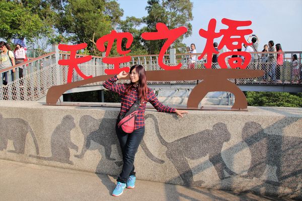 猴探井遊憩區:【南投市景點】猴探井遊憩區~139縣道微笑天梯,藍白地中海小木屋冰沙好喝又消暑,造型大水管通道玩創意,尖塔寮望台登高望遠好舒心