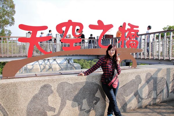 猴探井遊憩區:【南投市景點】猴探井遊憩區~139縣道微笑天梯,藍白地中海小木屋冰沙好喝又消暑,造型大水管通道玩創意,尖塔寮望台登高望遠好舒心