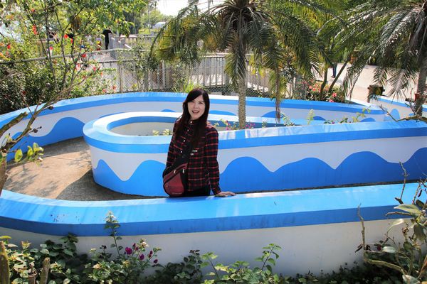 猴探井遊憩區:【南投市景點】猴探井遊憩區~139縣道微笑天梯,藍白地中海小木屋冰沙好喝又消暑,造型大水管通道玩創意,尖塔寮望台登高望遠好舒心