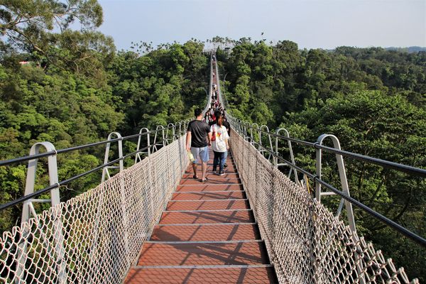 猴探井遊憩區:【南投市景點】猴探井遊憩區~139縣道微笑天梯,藍白地中海小木屋冰沙好喝又消暑,造型大水管通道玩創意,尖塔寮望台登高望遠好舒心